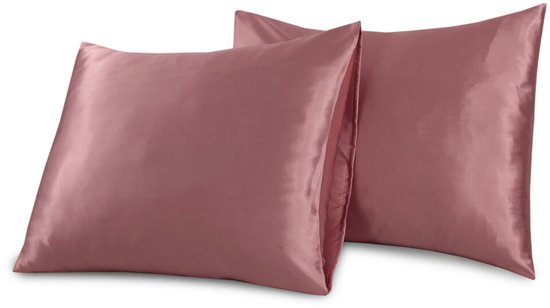 Twee roze satijnen kussenslopen met een zachte glans.