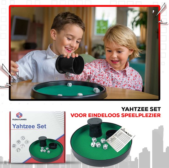Kinderen spelen Yahtzee met dobbelstenen en een dobbelbeker. Doos en spel met groene bak, dobbelstenen en scoreblok.