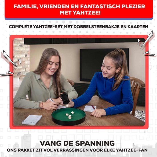 Vrouw en meisje spelen Yahtzee met dobbelstenen op een groen speelveld. Een Yahtzee set met dobbelstenen, bekertje en scoreblaadjes.