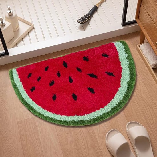 Halve watermeloenmat met rode vruchtvlees, zwarte zaadjes en groene schil, op een houten vloer.