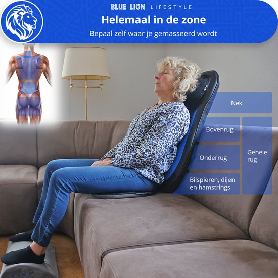 Vrouw ontspant op een bank met het massagekussen, met overlay die verschillende massagezones aangeeft.