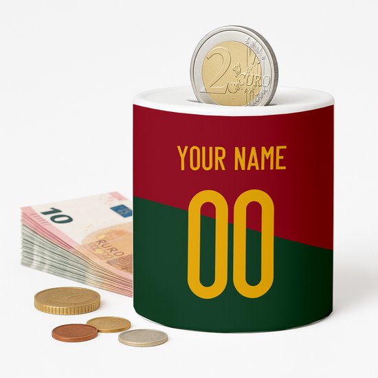 Tirelire avec section rouge et verte, avec 'YOUR NAME' et '00' en lettres jaunes. Une pièce de 2€ dedans. Argent et pièces à côté.