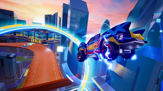 Een blauwe Hot Wheels auto met gele vleugels en scherpe blauwe accenten scheurt door een futuristische racebaan met oranje bochten.