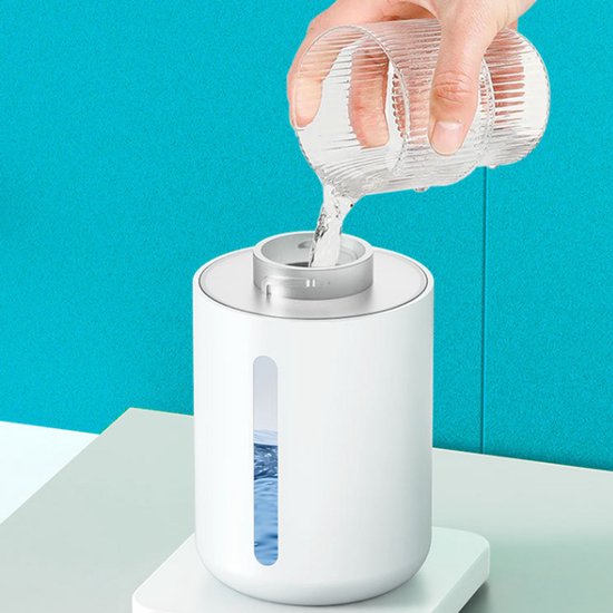 Witte automatische zeepdispenser, met een hand die water bijvult met een glazen beker.