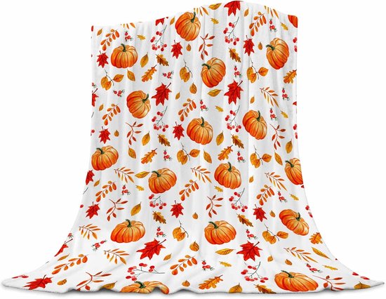 Witte deken met een all-over print van oranje pompoenen, rode esdoornbladeren en rode bessen.