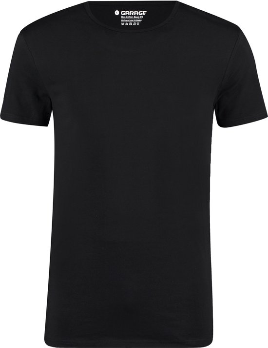 Een zwart T-shirt met ronde hals, korte mouwen en het Garage Bio-Cotton Body Fit label.
