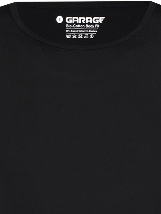 Detail van een zwart T-shirt met ronde hals en het Garage Bio-Cotton Body Fit label.
