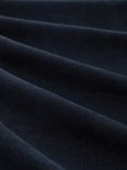 Close-up van de textuur van donkerblauwe denim stof met golvende plooien.