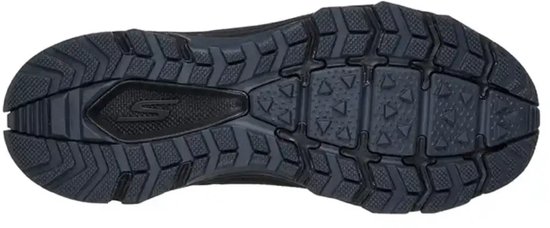 Zool van zwarte mid-cut wandelschoen met grof profiel en Skechers S-logo.