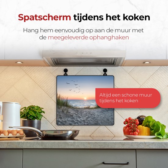 De inductiebeschermer met strandzonsondergang hangt boven een inductiekookplaat. De tekst geeft aan dat deze spatscherm biedt.