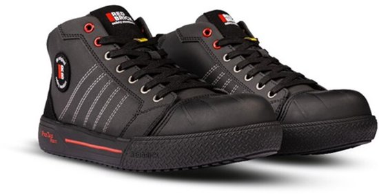 Paar zwarte hoge veiligheidssneakers met vetersluiting, witte stiksels en rode accenten.