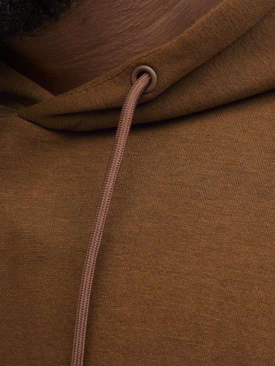 Bruine hoodie met capuchon en een trekkoord.