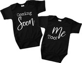 Rompertjes baby tweeling met tekst-bekendmaking zwangerschap-coming soon me too-Maat 68