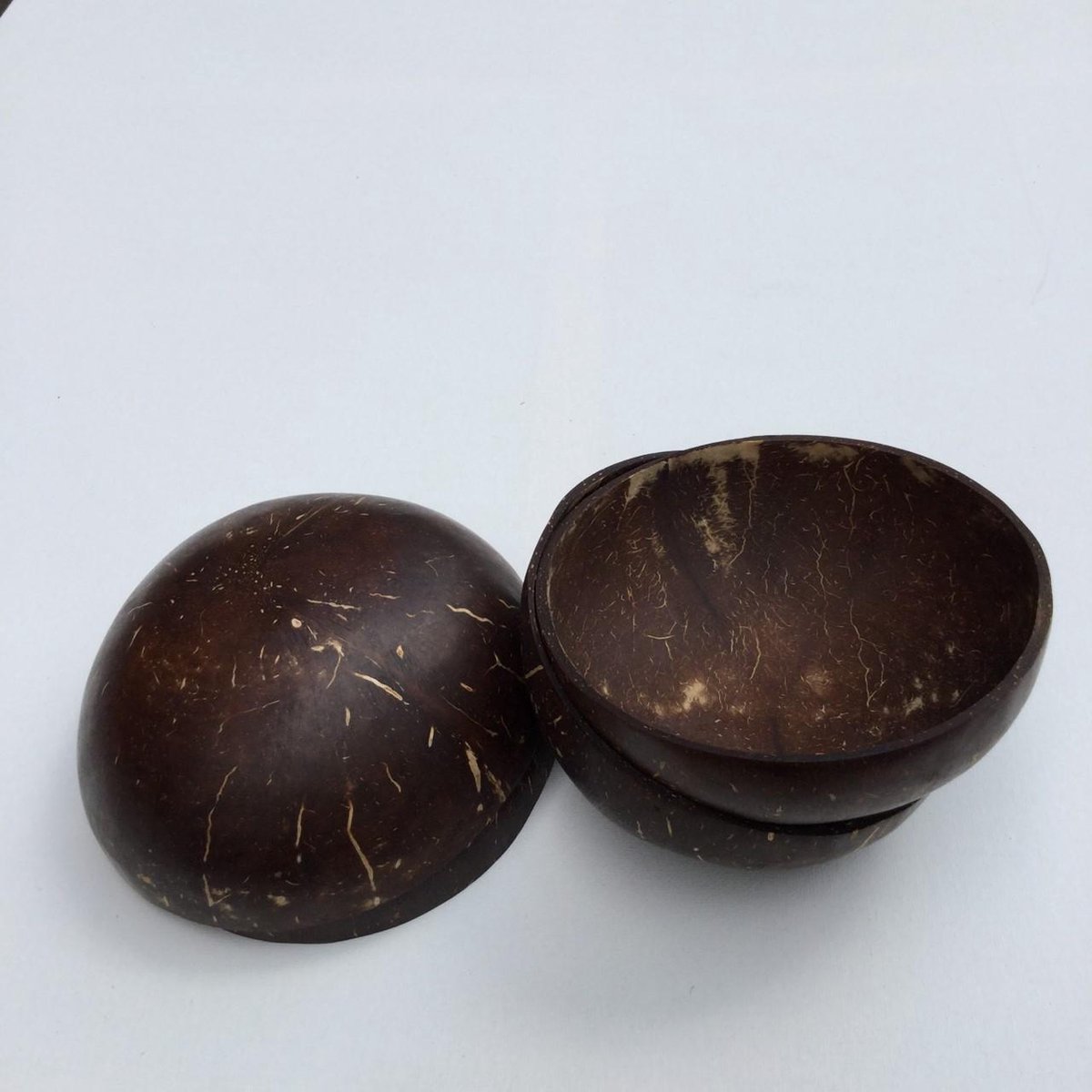 Coconut bowl  set van 2 ,- Kokosnoot kom. 12-14cm kokosnoot schalen. 100% Natuurlijk. Duurzaam. Geschikt voor bijvoorbeeld salade, smoothie, yoghurt of ijs. Geschikt voor thuis gebruik, hotel, restaurant, kamperen, en meer.
