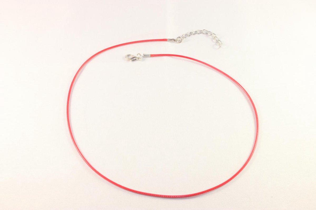 Koortje (rood) van zijdezacht materiaal met een verstelbare ketting van 46 cm t/m 51 cm.