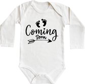 Romper - Coming soon - maat: 98/104 - lange mouw - baby - aankondiging zwangerschap - zwanger - rompertjes baby - rompertjes baby met tekst - rompers - rompertje - rompertjes - stu