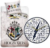 Harry Potter Zweinstein- Quidditch- Color Logo- Dekbedovertrek - Eenpersoons - 140x200 cm -katoen- Reversible- kussen 65x65cm, incl. Gryffindor wandklok 25cm