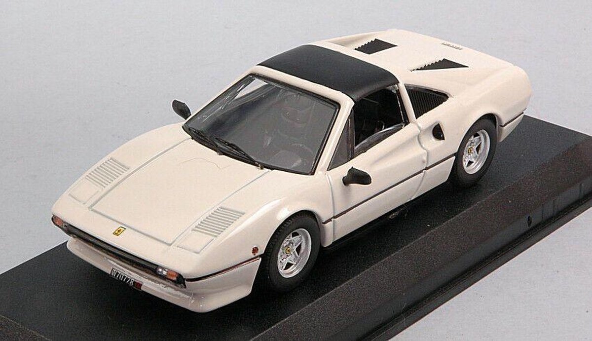 De 1:43 Diecast Modelcar van de Ferrari 308 GTS van 1978 in White. De fabrikant van het schaalmodel is Best Model. Dit model is alleen online verkrijgbaar