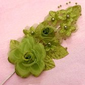 Rozentak c.q. corsage, haar- of antennedecoratie olijf groen - kunstbloem - corsage - rozentak