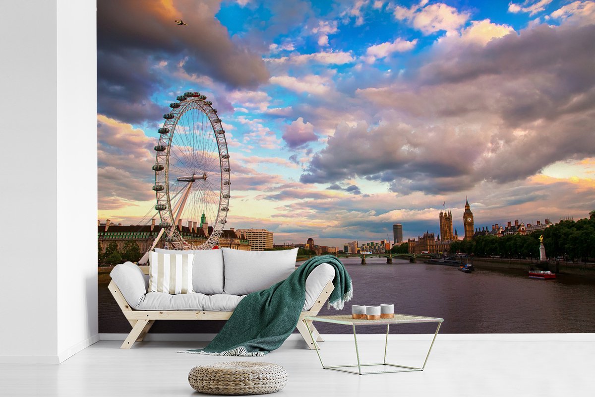 Behang - Fotobehang Witte wolkenformatie boven de London Eye in Londen - Breedte 330 cm x hoogte 220 cm