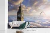 Papier peint vinyle - Le Big Ben et le London Eye s'élèvent au-dessus des nuages de largeur 330 cm x hauteur 220 cm - Tirage photo sur papier peint (disponible en 7 tailles)