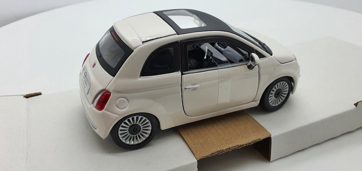 Miniature Fiat 500 - blanc - échelle 1:24 - 15 cm