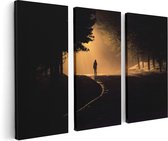 Artaza Canvas Schilderij Drieluik Persoon Op Een Donkere Weg In Het Bos - 120x80 - Foto Op Canvas - Canvas Print