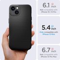 Hand houdt zwart iPhone 13 Mini hoesje vast, met informatie over compatibele maten.