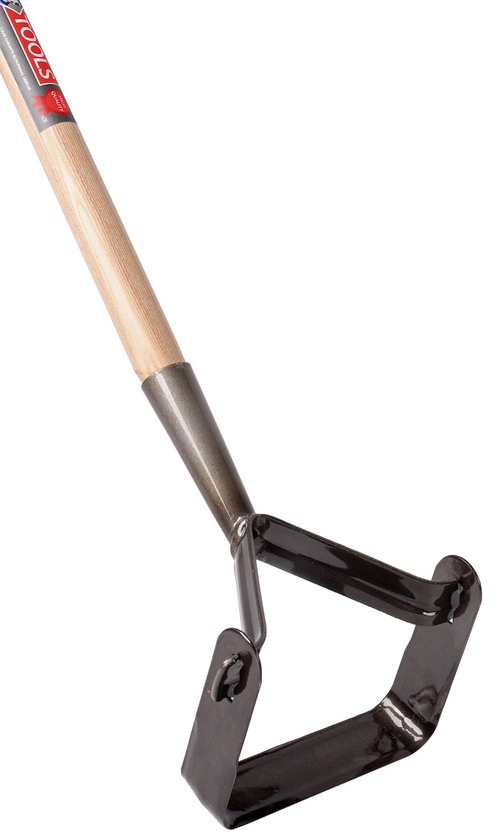 Een onkruidschoffel van Talen Tools met een metalen kop en een houten steel. De kop is donkergrijs en hoekig.