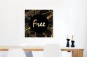 Marbre noir avec accents dorés, texte "Free". Accroché au-dessus d'une table en bois avec des chaises.