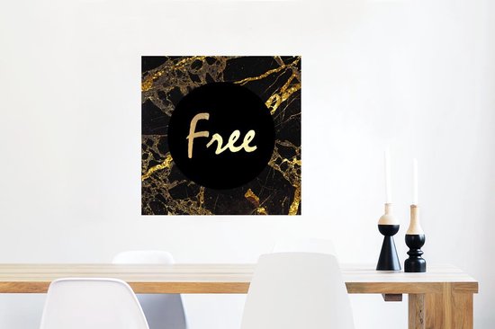 Marbre noir avec accents dorés, texte "Free". Accroché au-dessus d'une table en bois avec des chaises.