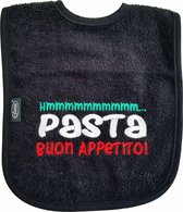 Zwarte slab met "Hmmmmmmmmmm... Pasta buon appetito!" - italiaans, eten, knoeien, slabbetje, slabber