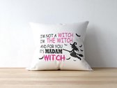 Halloween Kussen met tekst: It's madam witch - roze | Halloween Decoratie | Grappige Cadeaus | Geschenk | Sierkussen