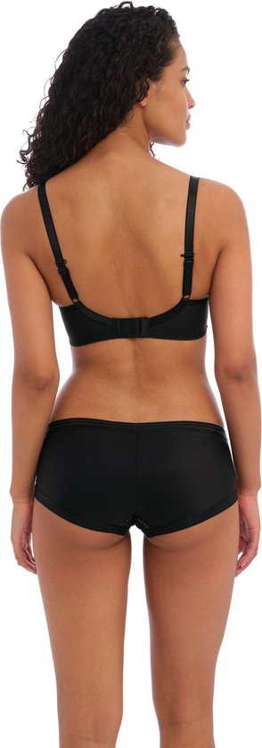 Model draagt de achterkant van een zwarte beha en short met een kanten inzet.