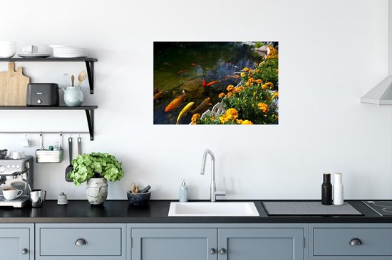 Poster Carpe Koi dans un étang avec des fleurs 90x60 cm - Tirage photo sur Poster (décoration murale salon / chambre) / Poster Animaux sauvages