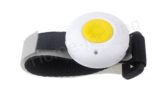 Witte SOS-knop met gele paniekknop op een zwarte en grijze band.