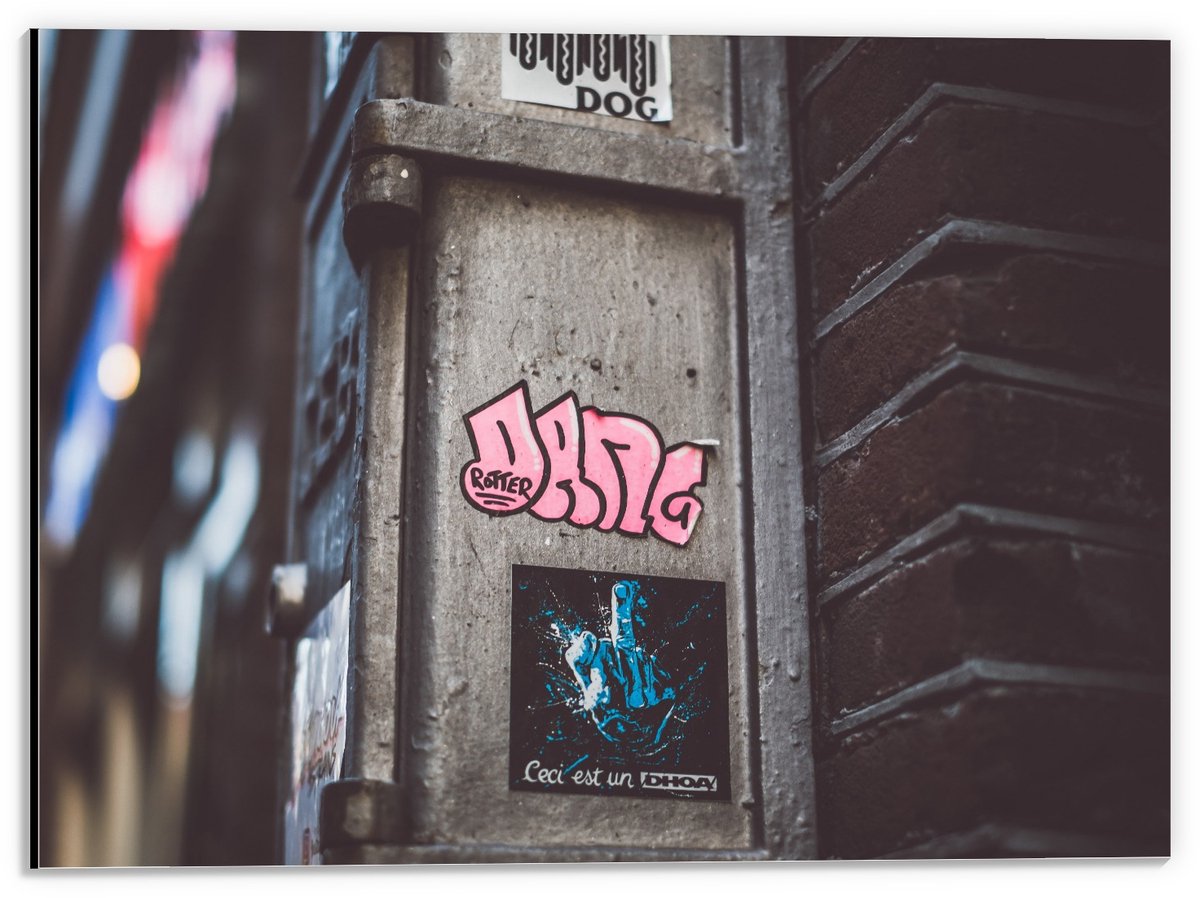 KuijsFotoprint Dibond - Roze Graffitiletters op Paal - 40x30cm Foto op Aluminium (Met Ophangsysteem) Bruin