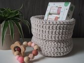 Woollyz kraammandje baby Aroha, met de mini set van Naif en een bijtring