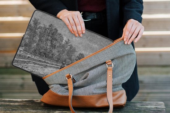 Pochette ordinateur 13 pouces 34x24 cm - Vincent van Gogh - Pochette Macbook & Laptop Banlieue de Paris; Route avec paysan épaule une pelle noir et blanc - Peinture Vincent van Gogh - Pochette pour ordinateur portable avec photo