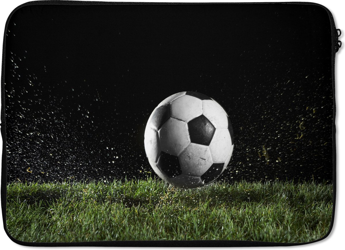 Laptophoes 14 inch - Voetbal in het gras - Laptop sleeve - Binnenmaat 33x23 cm - Zwarte achterkant