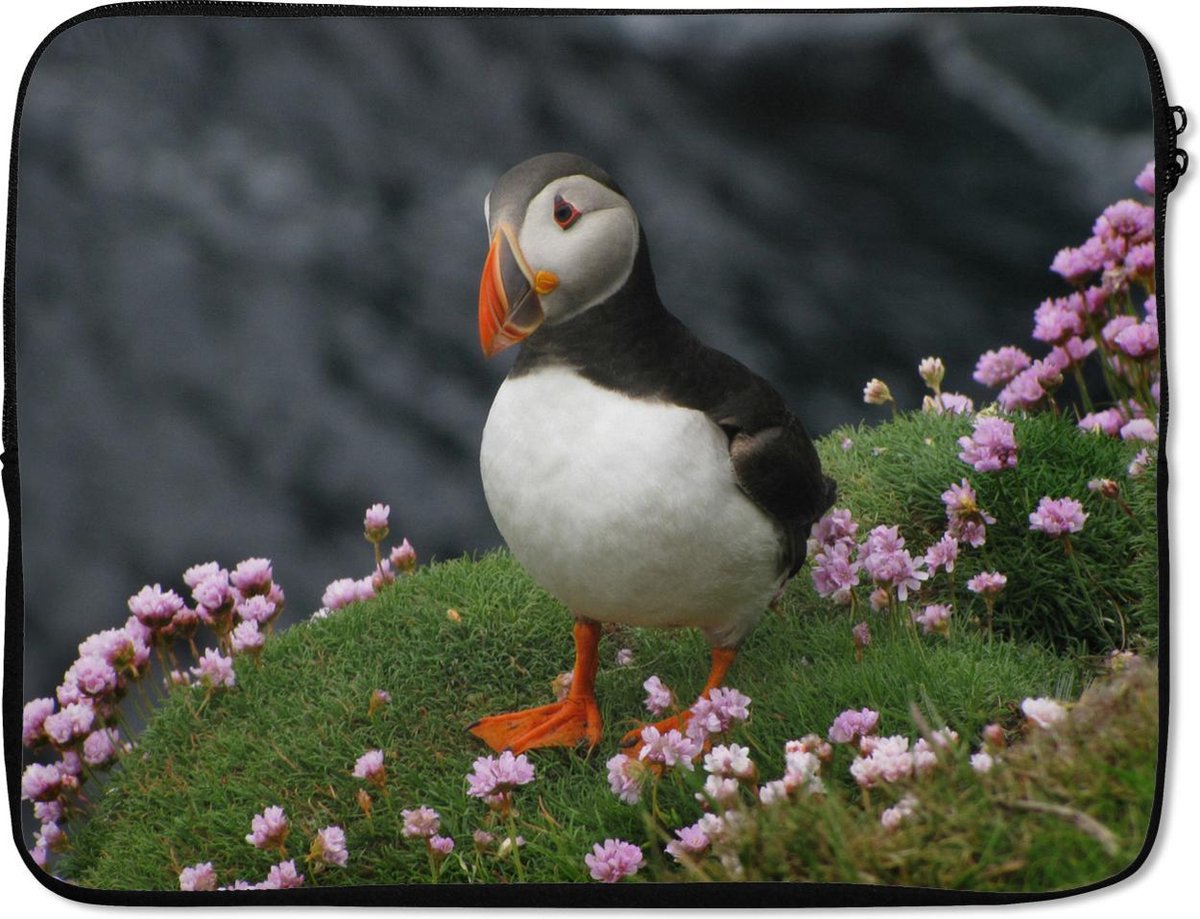 Laptophoes 17 inch - Puffin zittend op een klif - Laptop sleeve - Binnenmaat 41x28 cm - Zwarte achterkant
