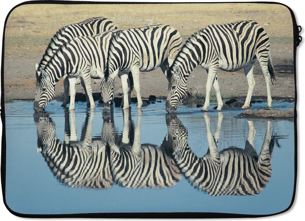 Laptophoes 13 inch 34x24 cm - Namibië - Macbook & Laptop sleeve Zebra's drinken - Laptop hoes met foto