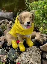 Golden Retriever met regenjas en gele laarzen 50 cm - hond - dog - polyresin - polystone - hoogkwalitatieve kunststof - decoratiefiguur - interieur - accessoire - voor binnen - voo
