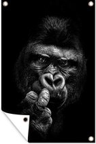 Tuindecoratie Close-up gorilla op zwarte achtergrond - zwart wit - 40x60 cm - Tuinposter - Tuindoek - Buitenposter