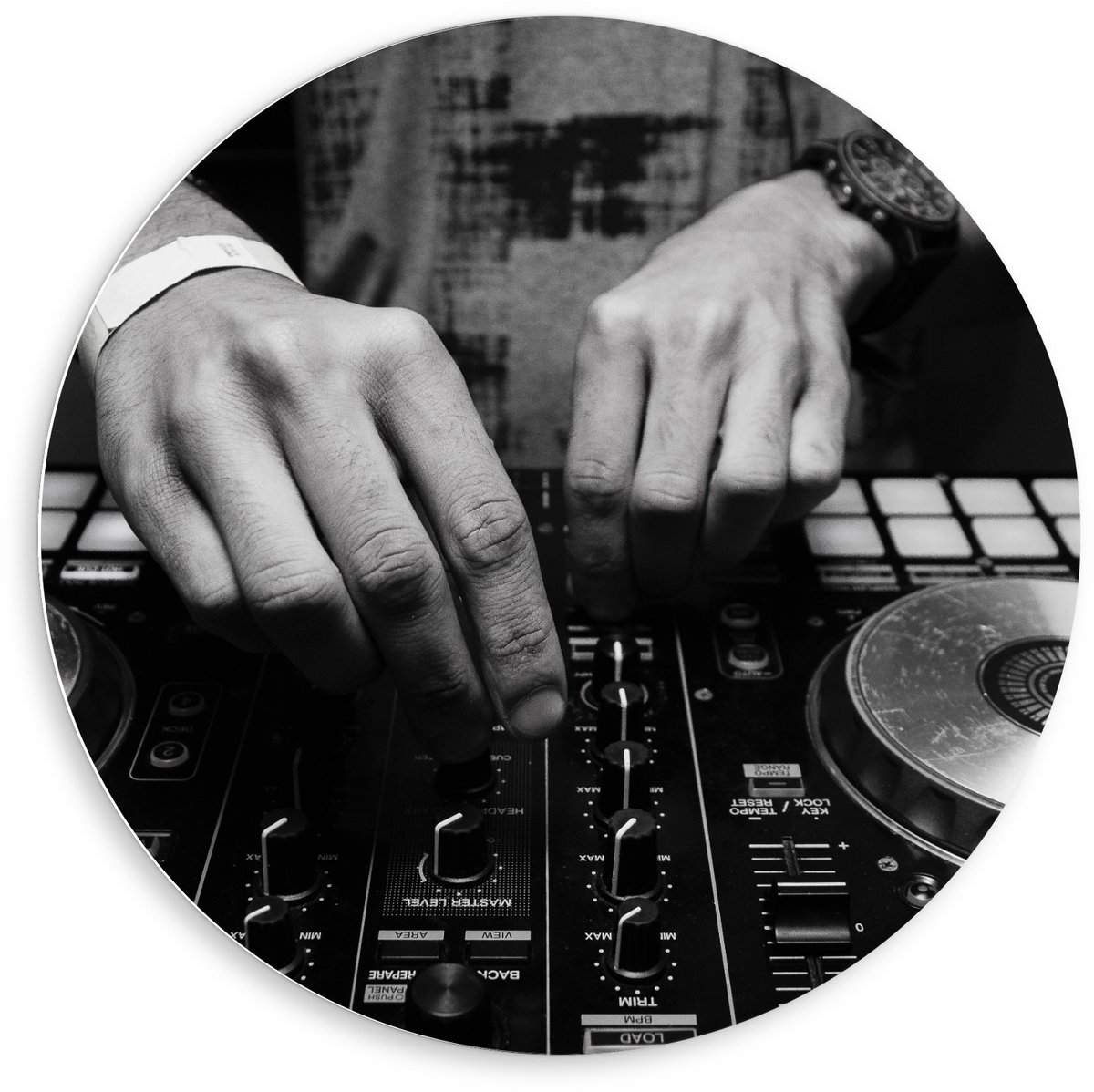 Forex Wandcirkel - Dj achter Draaitafel (zwart/wit) - 80x80cm Foto op Wandcirkel (met ophangsysteem)