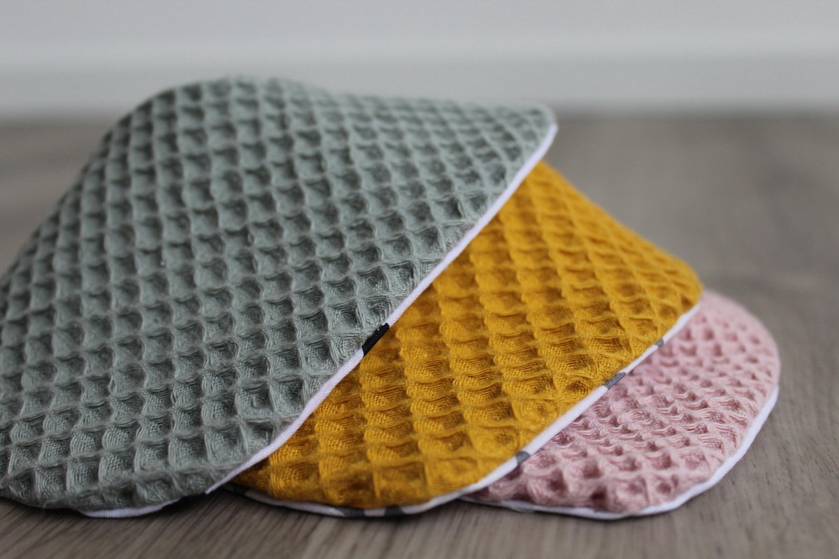 Goedkoopste Handgemaakt voor je kleintje-kwijlslab-wafelstof-roze-wit-veertje