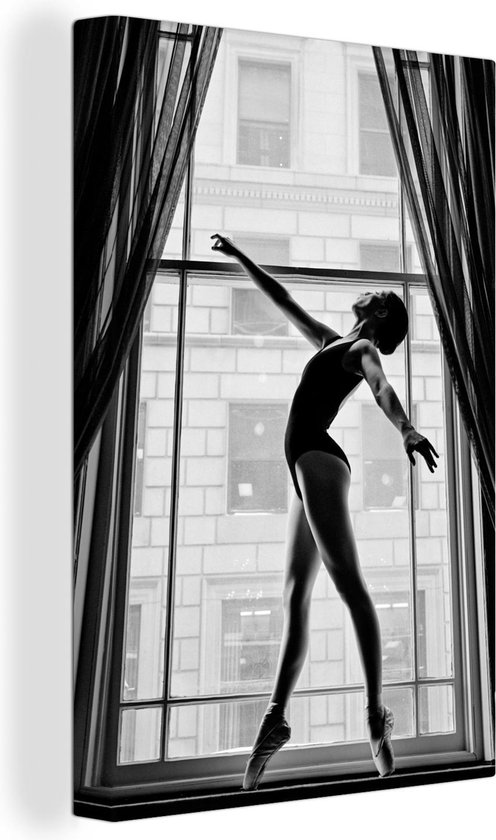 Canvas Schilderij Dansende ballerina bij een raam - zwart wit - 40x60 cm - Wanddecoratie