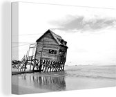 Canvas Schilderij Verlaten hut op het strand - zwart wit - 120x80 cm - Wanddecoratie