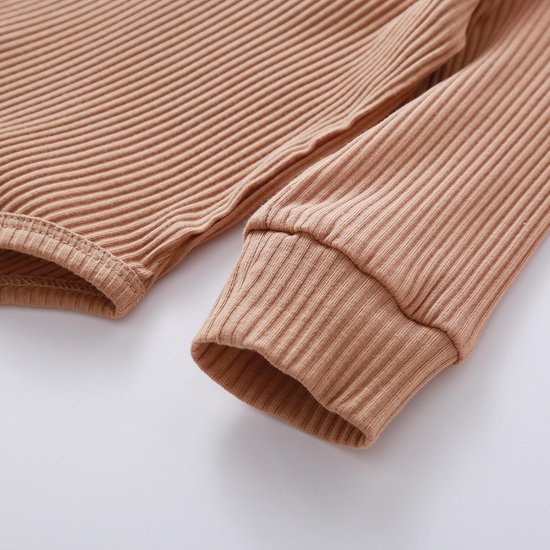 Bruine geribbelde longsleeve romper met elastische manchetten.