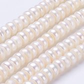 Zoetwaterparels in 'knoop'-vorm (rondelle), ca. 7x5mm, met een prachtige glans (luster). Per snoer van ca. 38cm